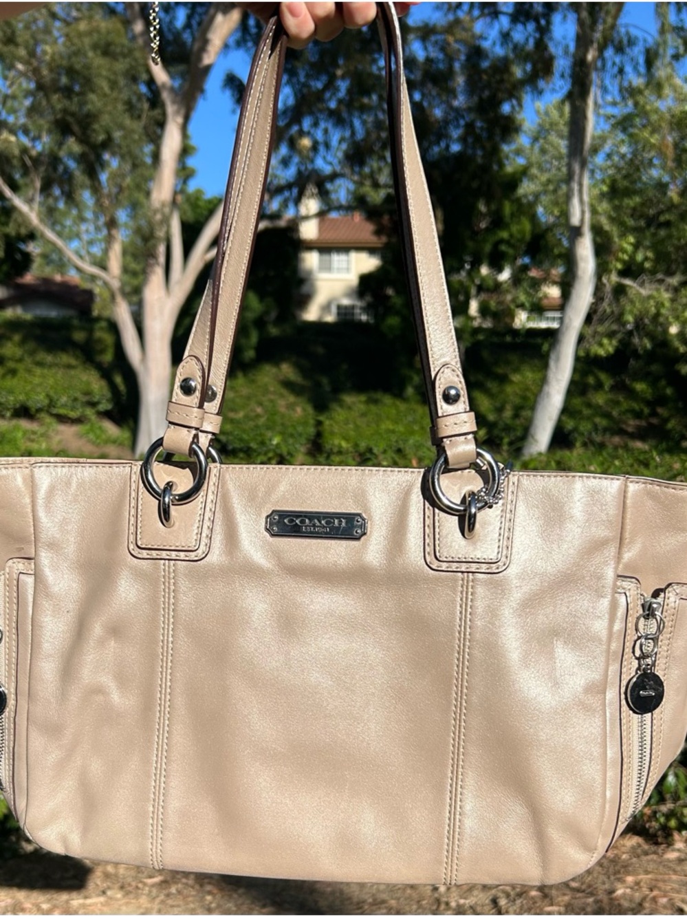 Coach Gallery East West Sand shimmer leather